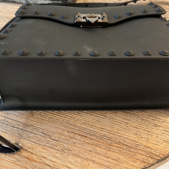 Black rubber satchel with adjustable and removable hardware - Picture 4 of 5